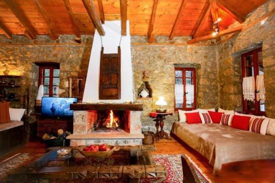 Вилла Mariolata Stone House Lilaia Экстерьер фото