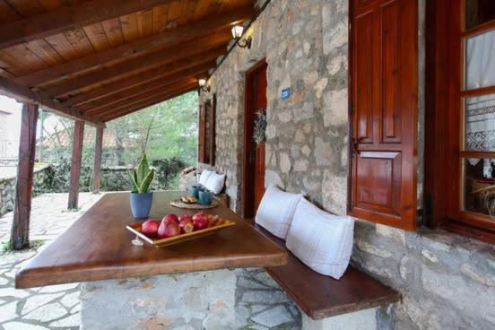 Вилла Mariolata Stone House Lilaia Экстерьер фото